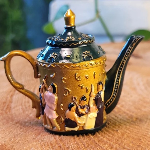 ❤️ Figures Working Cast Miniature Teapot - Picture 1 of 5